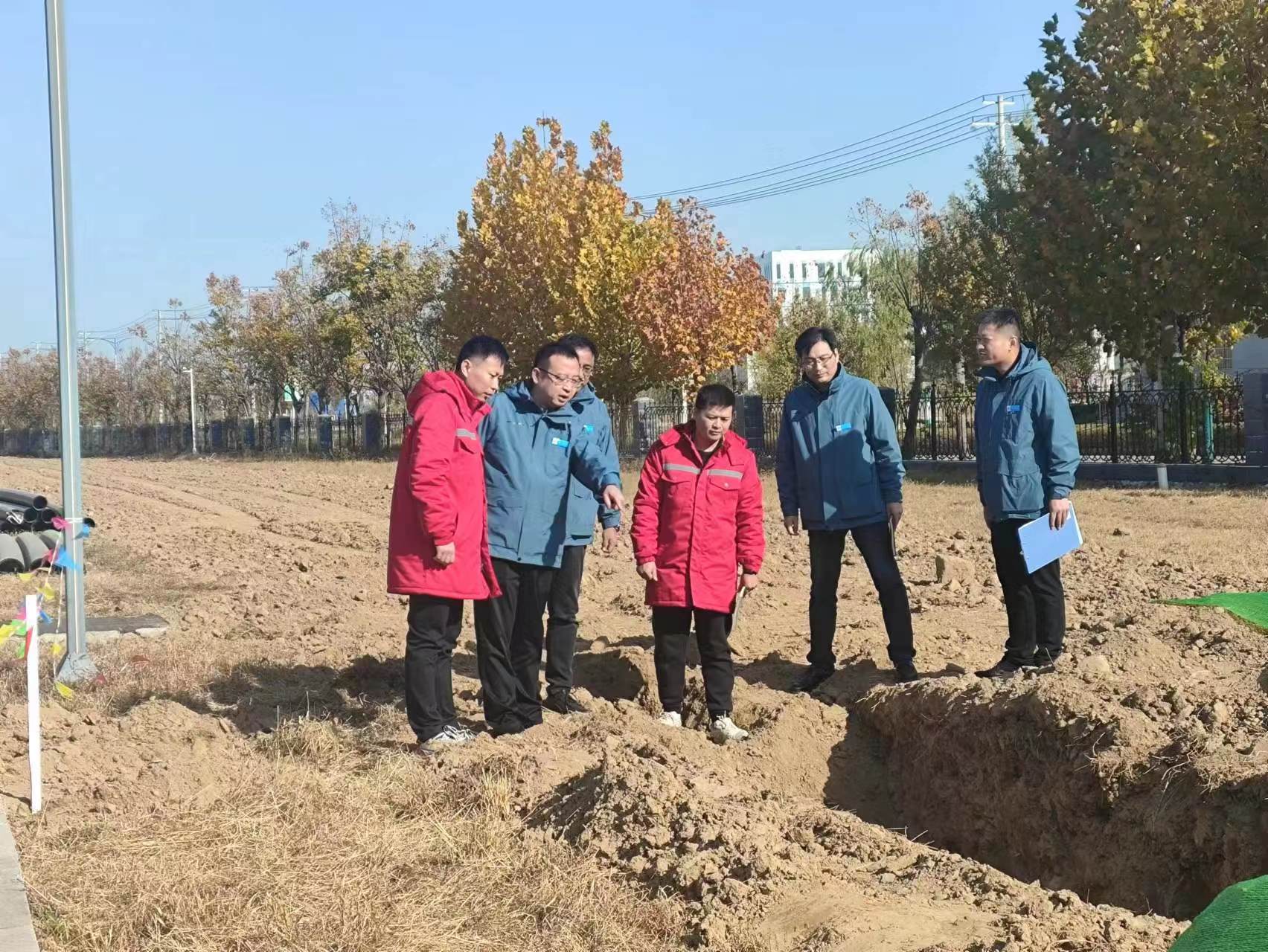 现场了解企业供水管网建设情况。.jpg 现场了解企业供水管网建设情况。.jpg