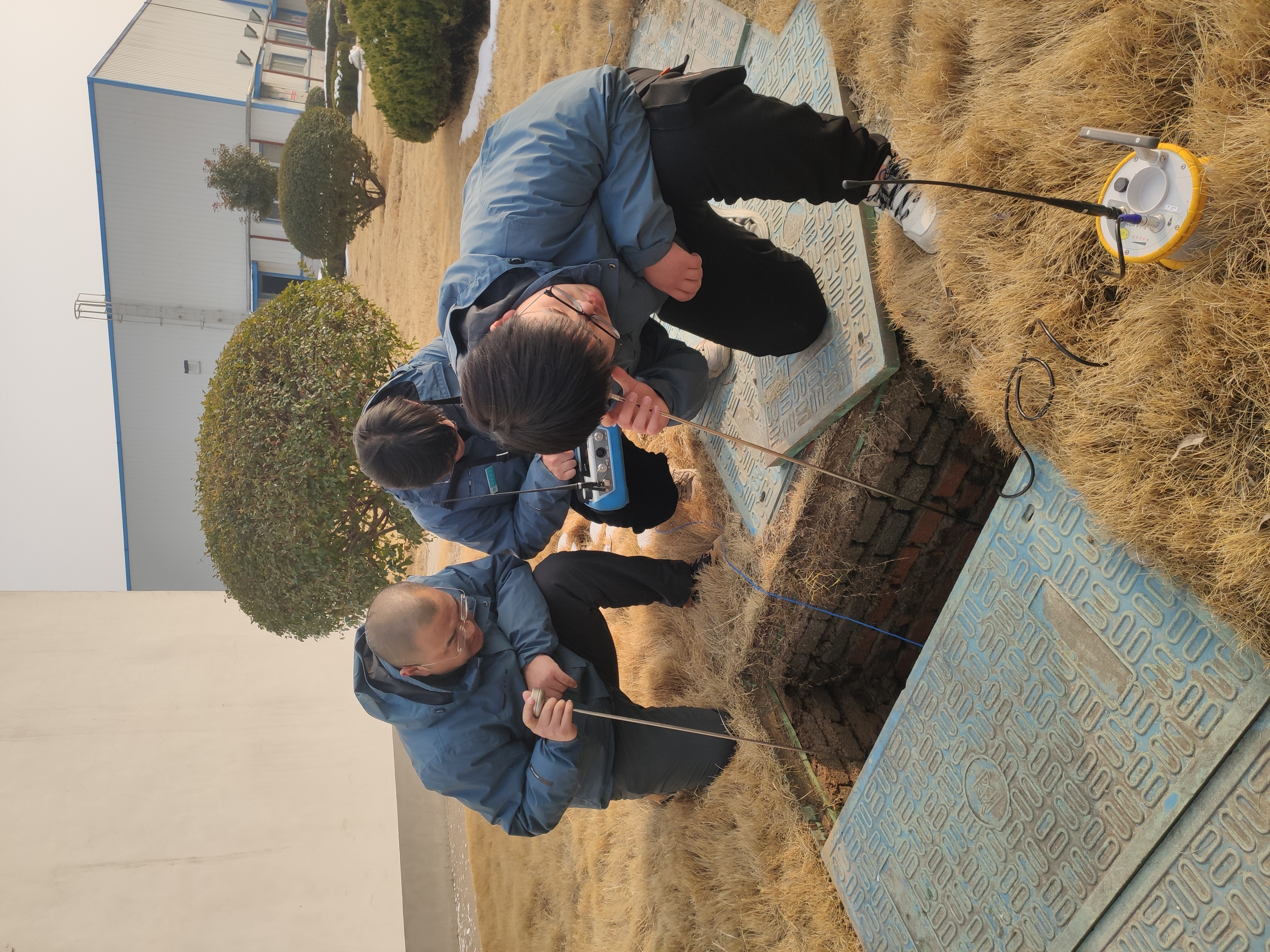 专人为企业测漏。.jpg 专人为企业测漏。.jpg