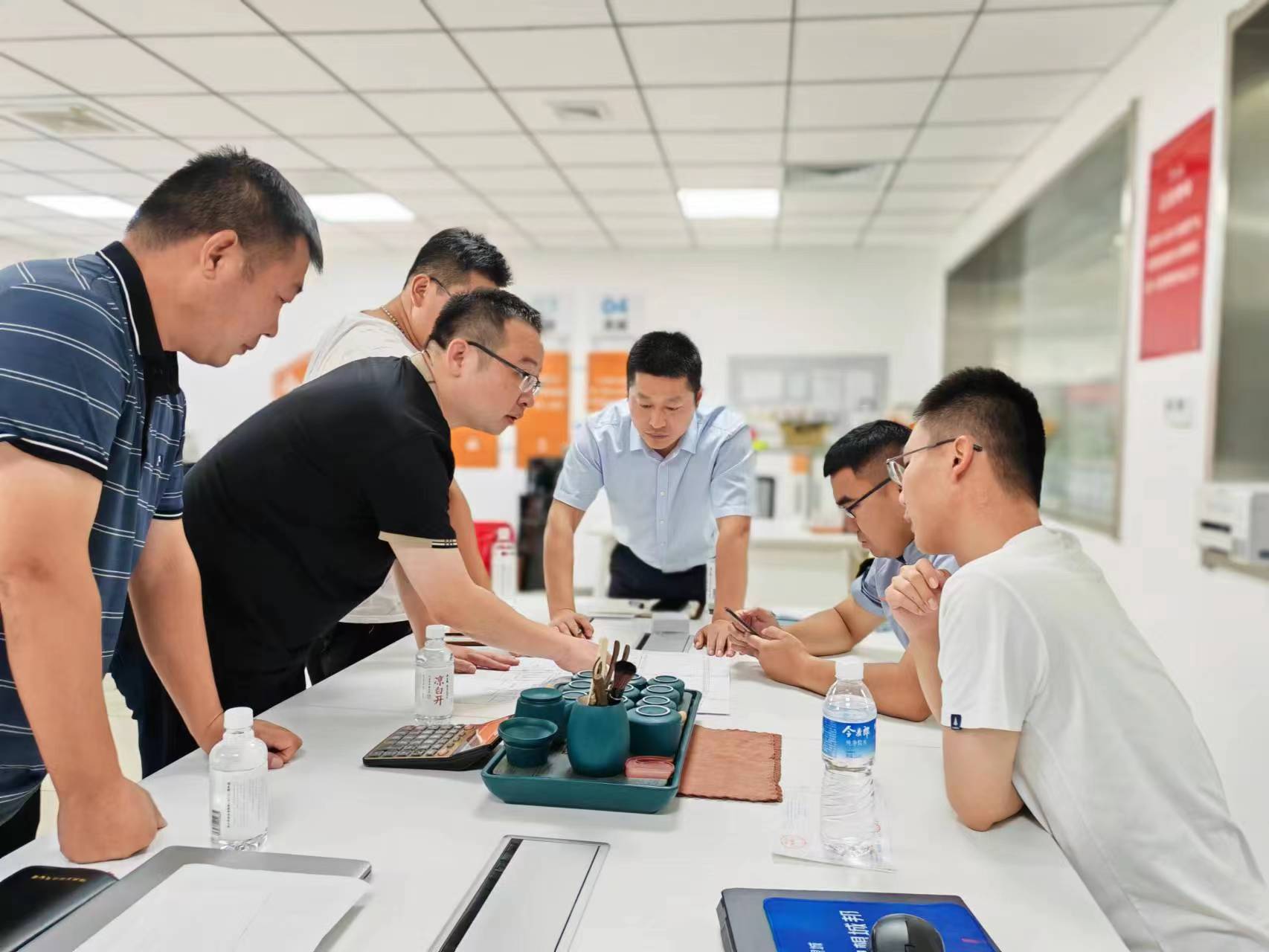 面对面沟通供水管网施工计划。.jpg 面对面沟通供水管网施工计划。.jpg