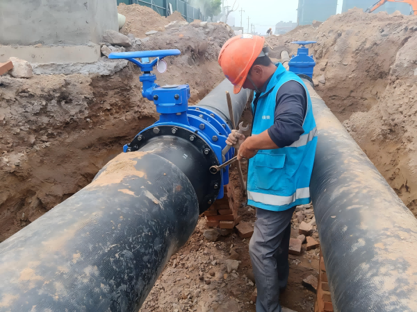 安装公司工作人员在解放南路安装DN400球墨管.png