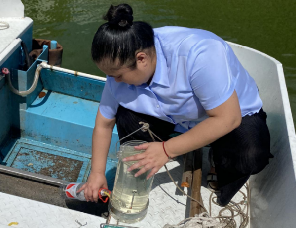 永康钱江水务南山水厂化验室工作人员对水库原水取水检测.png